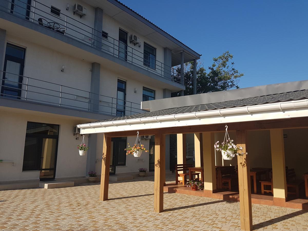 Aleksandriya Hotel Chornomorsk Exterior foto